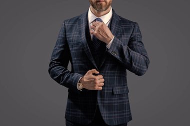 Gri, kırpık manzarada izole edilmiş şık takım elbiseli erkekler için resmi erkek giyim konsepti..