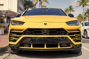 Miami, Florida, ABD - 22 Aralık 2024: Sarı Lamborghini Urus 2019 SUV arabası. Lamborghini Urus tipi lüks bir araba. Lamborghini Urus 'un arabası dışarıda park edilmiş. Lamborghini Urus, köşe manzaralı..