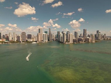Miami şehir merkezindeki Brickell Key 'deki modern gökdelenin havadan görünüşü. Miami 'nin silüeti. Brickell şehir merkezi. Modern şehir binası ve gökdelen. Şehir merkezinin silüeti. Panoramik Miami Merkezi.