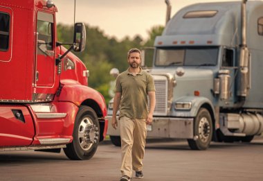 Kamyon sahibi. Nakliye araçları. Kamyonetin önündeki İspanyol adam. Yarı kamyon aracı. Kamyon şoförü. Ulaşım endüstrisi. Kamyonetin yanında bir adam var. Kamyon şoförü. Kuru minibüs.