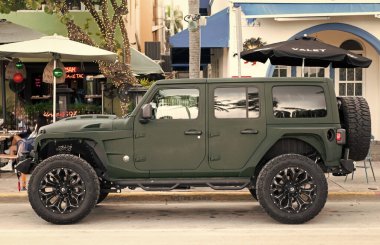 Miami, Florida, ABD - 07 Aralık 2024 Jeep Wrangler 'ın lüks SUV arabası. Jeep Wrangler 'ın arabası yolda. Jeep Wrangler, yan görüş. Jeep Wrangler SUV arabası.
