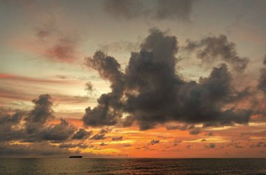 Yaz tatilinde bulutlu gün batımı gökyüzü ve deniz manzarası. Deniz gündoğumuyla gökyüzü. Deniz doğasında sakin bir ufuk. Deniz manzaralı romantik yaz tatili. Gün doğumu gökyüzü ufku. Deniz batımı manzaralı. Karayip Denizi.