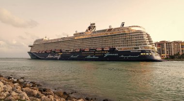 Miami, Florida, ABD - 01 Kasım 2024: Mein Schiff 2 yolcu gemisi yolculuğu. Yaz tatilinde gemi turu. TUI gezileri. Gemi turu ve deniz seyahati. Gemi Miami sahil limanından ayrılıyor..