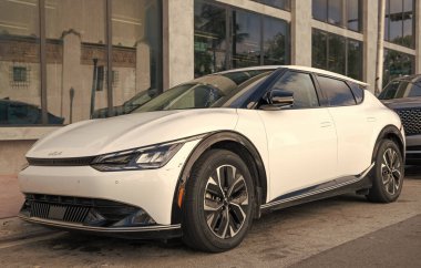 Miami, Florida, ABD - 09 Aralık 2024 Kia EV6 rüzgar geçidi. Kia EV6 Wind 'in lüks aracı. Kia EV6 'nın arabası dışarıda park edilmiş. Kia EV6 Rüzgar beyaz renk, köşe görünümü.