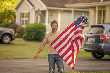 Amerikan bağımsızlığı. Ulusal bayrak. Bağımsızlık Günü. Bağımsızlık Günü için Amerikan Bayrağı ya da 4 Temmuz. Adam Amerikan bayrağını dışarıda tutuyor. Vatanseverlik sembolü olan bir vatansever. Gaziler Günü.