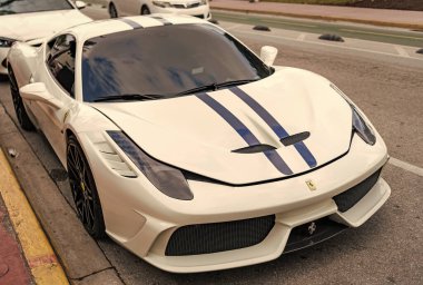 Miami, Florida, ABD - 07 Aralık 2024: 2016 Ferrari 458 Speciale spor arabası. Ferrari Speciale 'in lüks spor arabası. Ferrari Speciale 'in arabası dışarıda park edilmiş. Ferrari 458 Speciale, köşe görünümü.