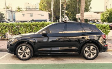 Miami, Florida, ABD - 18 Aralık 2024 Audi Q755 Premium Crossover Car. Audi Q7 tipinde lüks bir araba. Audi Q7 'nin arabası dışarıda park edilmiş. Audi Q7, yan görünüm.