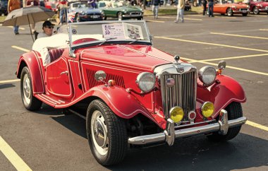 Chicago, Illinois, ABD - 08 Eylül 2024: MG T tipi spor araba üstü açılabilir, köşe manzaralı. Retro kırmızı spor yara izi. Üstü açık MG T tipi araba. Chicago 'da MG T Tipi