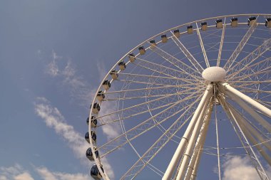 Seattle, Washington, ABD, 25 Temmuz 2024: Dönme dolap. Dönme dolabı olan bir lunapark. Gözlem Dönme dolabı. Gözlem tekerindeki panayır gezisi. Eğlence parkı. Boşluğu kopyala.