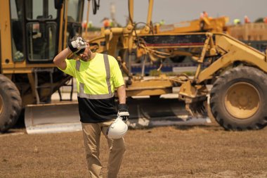 İnşaatta sanayi işçisi. İnşaat mühendisi. Denetmen mühendis. İnşaat alanında çalışan bir işçi. İnşaatçı. Ağır makinelerde işçi danışmanı. Boşluk afişini kopyala.
