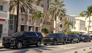 Miami, Florida, ABD - 06 Aralık 2024: Cadillac Escalade 2022 SUV otomobil. Cadillac Escalade 'in lüks SUV arabası binada. Cadillac Escalade 'in arabası dışarıda park edilmiş. Cadillac Escalade, yan görünüm.