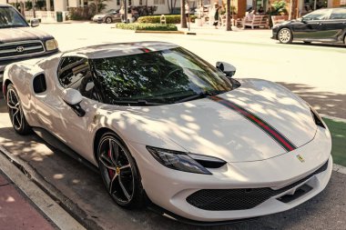 Miami, Florida, ABD - 08 Aralık 2024 Ferrari 296 GTB spor yara izi. Ferrari 296 GTB 'nin lüks spor arabası. Ferrari GTB 'nin arabası dışarıda park edilmiş. Ferrari 296 GTB, köşe görünümü.