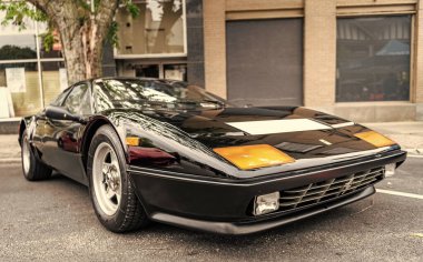 Chicago, Illinois - 29 Eylül 2024: Klasik Ferrari 328 GTS siyah rengi. Klasik Ferrari 328 GTS sokağa park edilmiş. Ön manzara. Retro Ferrari 328 GTS Chicago 'da