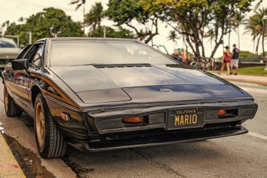 Miami, Florida, ABD - 08 Aralık 2024: Klasik siyah Lotus Esprit spor arabası. Lotus Esprit 'in lüks spor arabası. Lotus Esprit 'in arabası dışarıda park edilmiş. Lotus Esprit aracı, ön manzara..