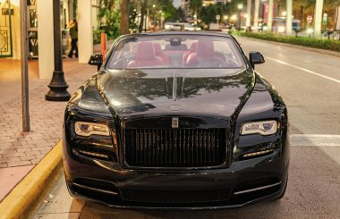 Miami, Florida, ABD - 19 Kasım 2024: 2020 Rolls Royce Dawn üstü açık araba. Lüks siyah Rolls Royce Dawn. Araba Rolls Royce dışarı park etmiş. Rolls Royce, ön manzara..