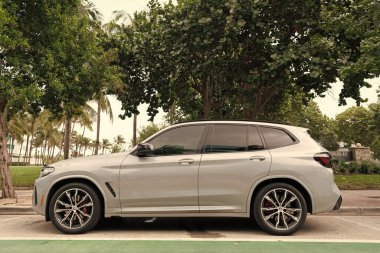 Miami, Florida, ABD - 12 Aralık 2024 Gri BMW X3 M40i çapraz arabası. BMW X3 M40i tipi lüks bir araba. BMW X3 'ün arabası dışarıda park edilmiş. BMW X3, yan görünüm.