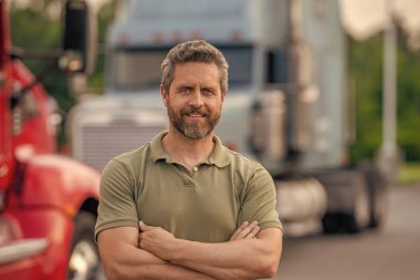 Kamyon şoförü. Kamyon kamyonunun yanında bir erkek kamyon şoförü. Nakliye araçları. Yarı kamyon aracı. İspanyol kamyoncu adam. Kamyonun önünde yakışıklı bir şoför. Kamyon sahibi. Başarılı bir iş..