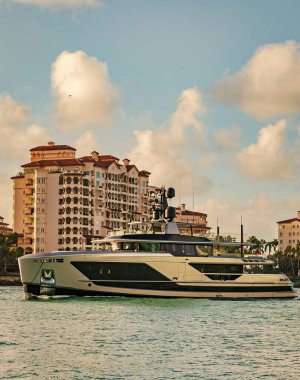 Fisher Adası Binası. Lüks motorlu tekne yatı. Yat marinaya gidiyor. Tekne ve yat gezisi. Lüks bir yaşam tarzı. Fisher Adası 'nda lüks bir binada yat. Yaz tatili. Romantik gün batımı.