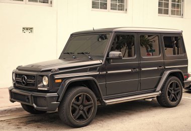 Miami, Florida, ABD - 16 Aralık 2024: siyah Mercedes Benz G 2018 SUV pikap. Mercedes Benz G tipi bir SUV kamyonet. Mercedes Benz 'in arabası dışarıda park edilmiş. Mercedes Benz G, köşe görünümü.