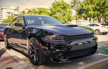 Miami, Florida, ABD - 17 Aralık 2024: Siyah 2023 Dodge Charger GT arabası. Dodge Charger GT tipi lüks bir araba. Dodge Charger GT 'nin arabası, dışarıda park edilmiş. Dodge Charger GT, köşe görünümü.