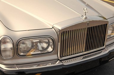 Chicago, Illinois, ABD - 08 Eylül 2024 Rolls Royce Silver Seraph aracı, köşe manzaralı. Retro klasik araba. Rolls Royce Silver Seraph arabası. Rolls Royce Silver Seraph Chicago 'da