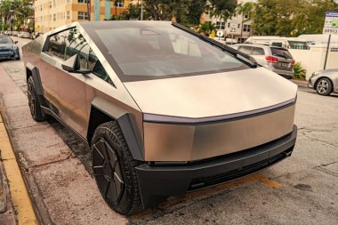 Miami, Florida, ABD - 12 Aralık 2024 Tesla Cybertruck elektrikli kamyonet vagonu. Tesla Cybertruck 'ın elektrikli arabası. Tesla Cybertruck 'ın arabası dışarıda park edilmiş. Tesla Cybertruck, köşe manzaralı..