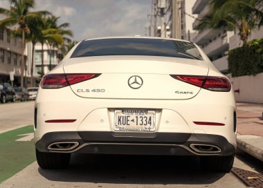 Miami, Florida, ABD - 11 Aralık 2024: beyaz Mercedes Benz C257 lüks sedan. Mercedes Benz C257 tipi lüks bir sedan araba. Mercedes Benz 'in arabası dışarıda park edilmiş. Mercedes Benz C257, köşe manzaralı..