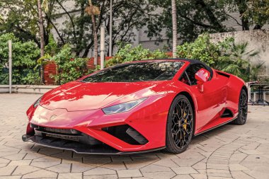 Miami, Florida, ABD - 18 Kasım 2024: Lamborghini Huracan EVO RWD Spyder spor araba. Lamborghini Huracan EVO 'nun spor arabası. Lamborghini Huracan 'ın kırmızı arabası..