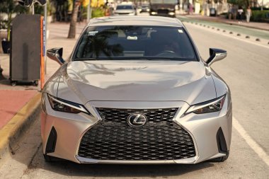 Miami, Florida, ABD - 09 Aralık 2024 Lexus 2022 Sports Scar. Lexus tipi lüks bir spor araba. Lexus 'un arabası dışarıda park halinde. Lexus spor arabası, ön manzara..