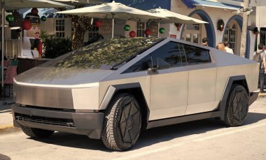 Miami, Florida, ABD - 06 Aralık 2024 Tesla Cybertruck elektrikli kamyonet vagonu. Tesla Cybertruck 'ın elektrikli arabası. Tesla Cybertruck 'ın arabası dışarıda park edilmiş. Tesla Cybertruck, köşe manzaralı..