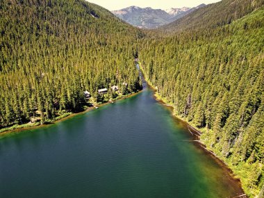 Cooper gölü ve dağ manzarası. Cooper Gölü 'nün dağ ve orman manzarası. Doğa manzarası. Washington 'daki Cooper Gölü. Cooper Gölü 'nün popüler doğa yürüyüşü. Mavi su.