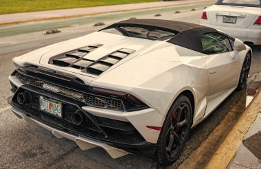 Miami, Florida, ABD - 16 Aralık 2024 Lamborghini Huracan üstü açılabilir spor araba. Lamborghini Huracan EVO 'nun spor arabası. Lamborghini Huracan 'ın beyaz arabası..