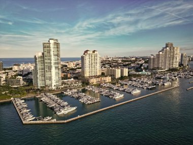 Lüks Güney Sahili marinası. Lüks bir yat. Miami güney sahili manzaralı. Yat kulübü. Marina Miami, Florida 'da. Özel rıhtım. Lüks yatı olan Güney Point Miami marinası. Yaz tatili. Popüler dönüm noktası.