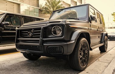 Miami, Florida, ABD - 01 Aralık 2024: 2019 Mercedes Benz G550 SUV otomobil. Mercedes Benz G550 tipi lüks bir araba. Mercedes Benz 'in arabası dışarıda park edilmiş. Mercedes Benz G550, köşe manzaralı.