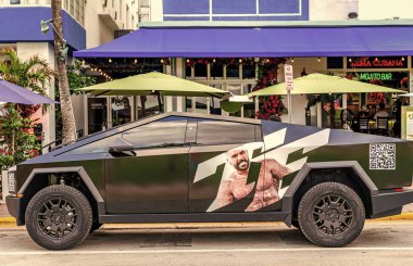 Miami, Florida, ABD - 17 Kasım 2024: Tesla Cybertruck 'ın arabası dışarıda park halinde. Tesla Cybertruck, yan görüş. Tesla Cybertruck 2024 elektrikli kamyonet, araba akordu. Tesla Cybertruck 'ın elektrikli arabası.