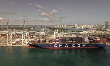 Miami, Florida - 4 Şubat 2025 Miami 'de kargo gemisi havadan yüklendi. Nakliye konteynırı. Kargo konteynırlı Miami hava limanı. İhraç ve ithalat. Miami Limanı. Kargo yükleniyor.