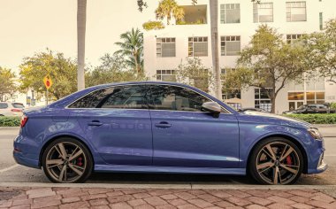 Miami, Florida, ABD - 05 Aralık 2024 Audi RS3 Sport Hatchback otomobili. Audi RS3 'ün lüks arabası. Audi RS3 'ün arabası dışarıda park edilmiş. Audi RS3 mavi renk, kenar görünüm.