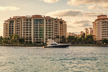 Teknesi olan Miami Kanalı. Fisher Adası konut binası ve lüks yat teknesi. Miami Fisher Adası 'nın manzarası. Marinaya yüzen bir tekne. Fisher Adası 'nda lüks bir yat teknesi. Yaz tatili.