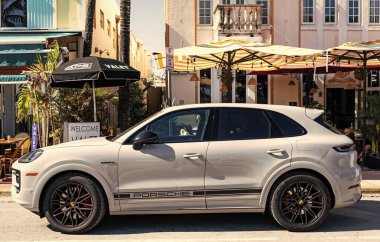 Miami, Florida, ABD - 06 Aralık 2024: 2025 Porsche Cayenne spor arazi aracı. Porsche Cayenne 'in lüks arabası. Porsche Cayenne 'in arabası dışarıda park edilmiş. Porsche Cayenne, yan görünüm.