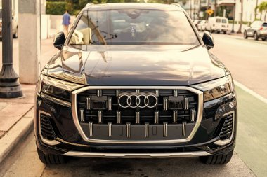 Miami, Florida, ABD - 18 Aralık 2024 Audi Q755 Premium Crossover Car. Audi Q7 tipinde lüks bir araba. Audi Q7 'nin arabası dışarıda park edilmiş. Audi Q7, ön görünüm.