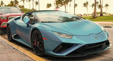 Miami, Florida, ABD - 16 Aralık 2024 Lamborghini Huracan üstü açılabilir spor araba. Lamborghini Huracan EVO 'nun spor arabası. Lamborghini Huracan 'ın Matt Blue arabası. Açık hava, köşe manzaralı..
