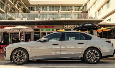 Miami, Florida, ABD - 21 Kasım 2024: gri BMW i7 2024 elektrikli sedan. BMW i7 marka lüks bir sedan araba. BMW i7 'nin elektrikli arabası dışarıda park edilmiş. BMW i7, yan görünüm.