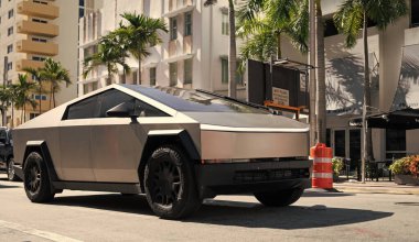 Miami, Florida, ABD - 22 Kasım 2024 Tesla Cybertruck elektrikli kamyonet vagonu. Tesla Cybertruck 'ın elektrikli arabası. Tesla Cybertruck 'ın arabası dışarıda park edilmiş. Tesla Cybertruck, köşe manzaralı..