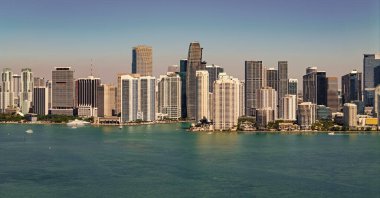 Miami şehir merkezinde, Florida 'da panoramik modern mimari. Miami ufuk çizgisi panoramik manzara. Brickell Key, ABD 'de gökdelenli şehir manzarası. Şehir merkezi Brickell Miami.