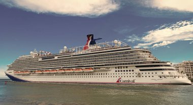 Miami, Florida, ABD - 9 Haziran 2024 Yaz Tatili Seyahati. Karnaval yolcu gemisi. Denizlerde gemi turu. Gemi Miami sahil limanından ayrılıyor. Karnaval Horizon yolcu gemisi yolculuğu. Lüks yolculuk..