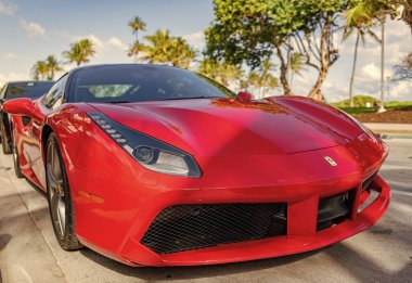 Miami, Florida, ABD - 22 Aralık 2024: 2016 Kırmızı Ferrari 488 GTB Gran Turismo Berlinetta supercar. Lüks araba Ferrari Berlinetta. Araba Ferrari Berlinetta açık havada. Ferrari Berlinetta, köşe görüş..