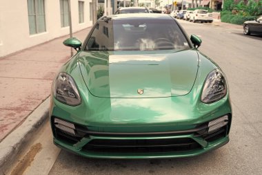 Miami, Florida, ABD - 20 Aralık 2024: Porsche Panamera 2019 Gran Turismo spor fastback otomobil. Porsche Panamera 'nın lüks arabası. Porsche Panamera 'nın arabası dışarıda park edilmiş. Porsche Panamera, ön manzara..