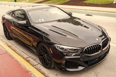 Miami, Florida, ABD - 10 Aralık 2024: siyah 2019 BMW M850 Gran Turismo arabası. BMW M850 Gran Turismo tipi lüks bir araba. BMW M850 'nin arabası dışarıda park edilmiş. BMW M850, köşe görünümü.