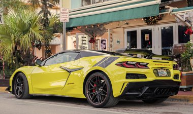 Miami, Florida, ABD - 19 Aralık 2024 Chevrolet Corvette Chevy spor arabası. Chevrolet Corvette 'in spor arabası. Chevy Corvette 'in arabası dışarıda park edilmiş. Chevrolet Corvette, köşe manzaralı..
