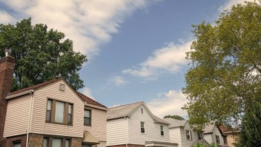 Evin dış mimarisi. Banliyö bölgesinde özel bir ev. Banliyö ev mimarisi. Konut arazisi olan bir banliyö. Banliyö mahallesi. Özel aile mülkü. Banliyö arazisi.